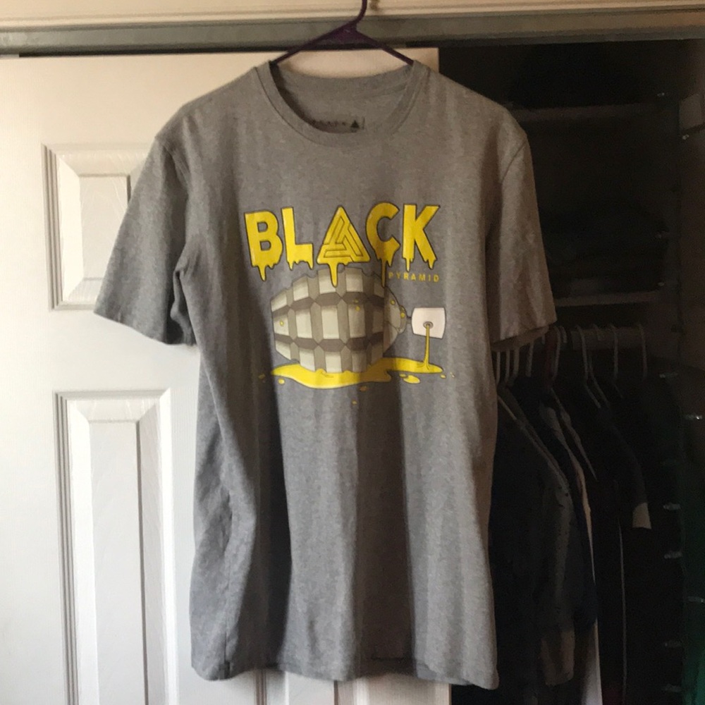 Pyramid T-shirt size small